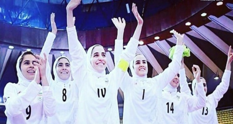 نشان دادیم با حجاب هم می توان قهرمان بود/ دهان منتقدان حجاب اسلامی بسته شد/ به خاطر حجاب از پیشنهاد تیم های اروپایی عبور کردیم