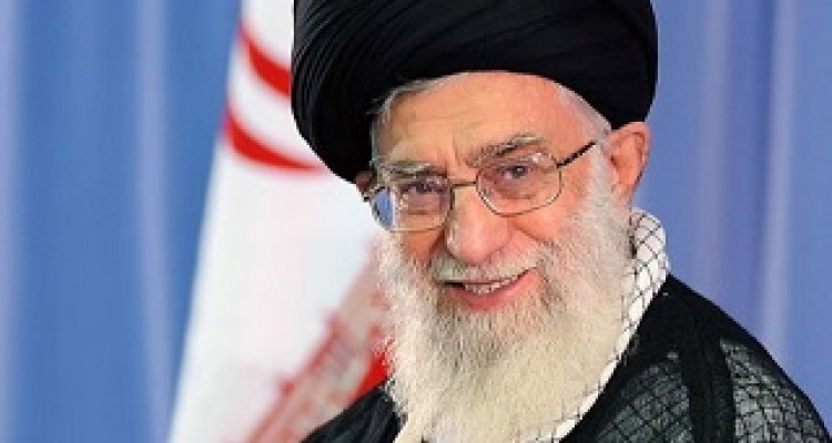 رهبر انقلاب در حیاط خانه پدری +عکس 