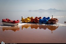 قرمز شدن آب دریاچه ارومیه/تصاویر