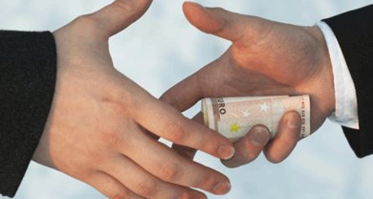 اگر اسامی مفسدان اقتصادی منتشر می‌شد کسی جرأت فساد نداشت/ کسانی که مدعی عدم برخورد با مفسدان اقتصادی هستند لاف می زنند/ کافیست مردم مقابل مفسدان اقتصادی متحد باشند