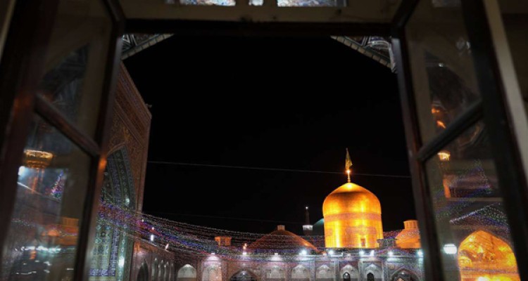 گلباران و چراغانی حرم مطهر رضوی (ع)/تصاویر