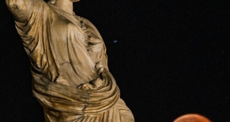 پدیدار شدن ماه خونین در آسمان، جهان را شگفت‌زده کرد+ تصاویر 