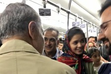 سفر سردار سلیمانی با هواپیمای عمومی و گفت‌وگوی رو در رو با مردم + عکس 