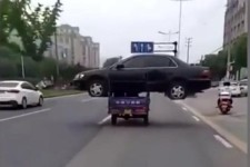 حمل خودرو با سه چرخه موتوری! +فیلم 