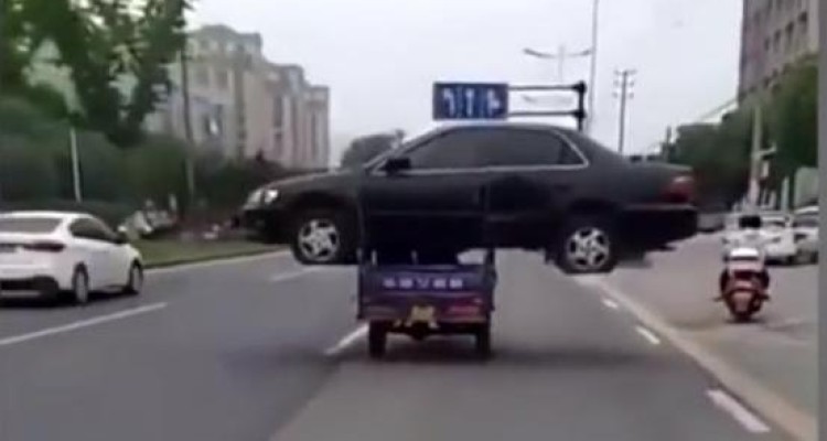 حمل خودرو با سه چرخه موتوری! +فیلم 