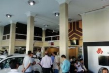 صف طولانی در نمایندگی‌های خودرو و سرگردانی خریداران کرمانشاهی