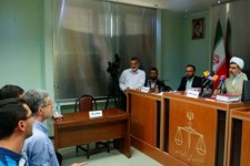 دومین جلسه دادگاه مشایی؛ از پرسش و پاسخ قاضی و متهم تا تلاش‌ها برای برهم زدن نظم جلسه 