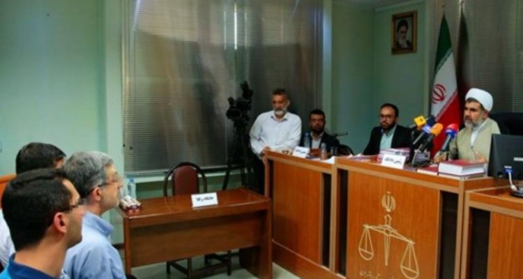 دومین جلسه دادگاه مشایی؛ از پرسش و پاسخ قاضی و متهم تا تلاش‌ها برای برهم زدن نظم جلسه 