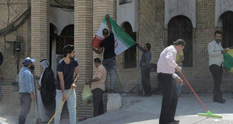 اقدام نمادین جوانان بصره در کنسولگری ایران برای نشان دادن عمق برادری دو ملت+ تصاویر