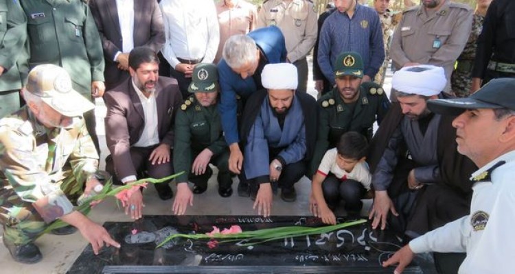 غبار روبی مزار شهدا در اسلام آبادغرب+تصاویر