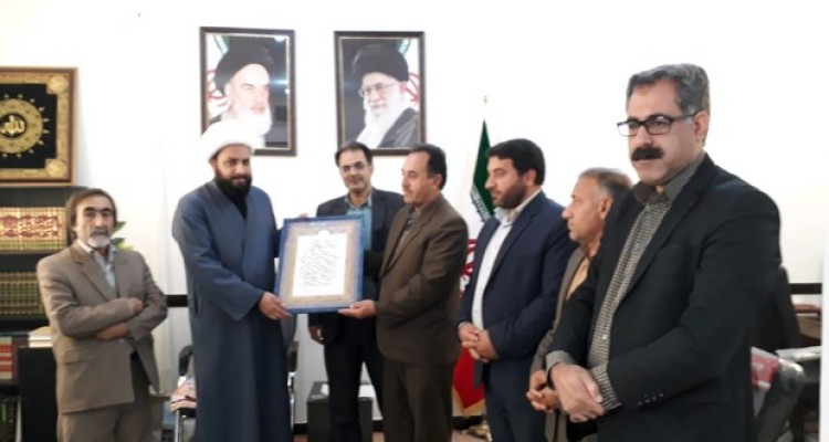 دیدار اعضای انجمن خوشنویسان اسلام آبادغرب با امام جمعه شهرستان+عکس