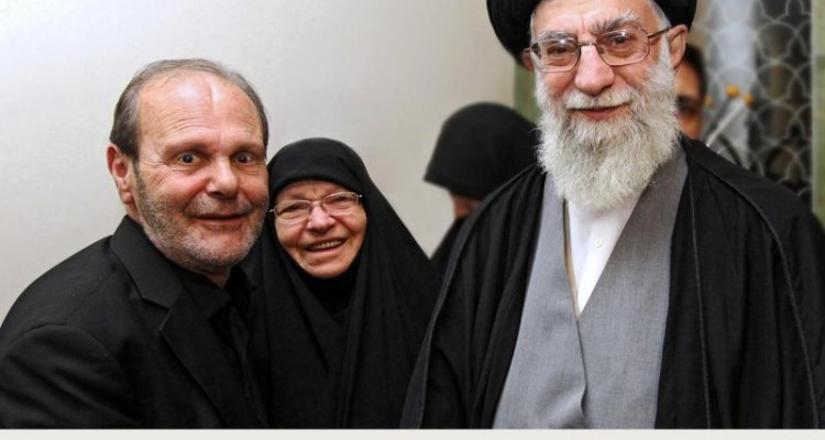 اهدای تصویر یادگاری رهبر انقلاب به خانواده شهید مغنیه 