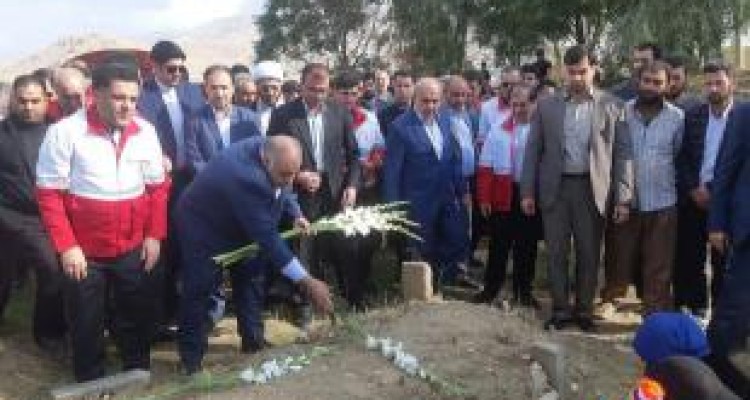 یادبودی برای سالگرد درگذشتگان زلزله مرگبار غرب +تصاویر