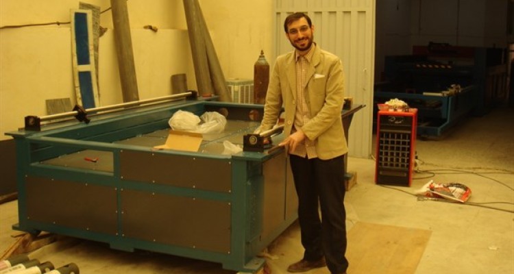 جوان بسیجی البرزی؛ مخترع تنها سامانه هوشمندساز کشور/ "نِویس" ایرانی در برابر سیستم بدون گارانتی چینی قد علم کرده است