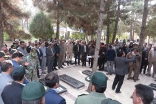 غبار روبی و عطرافشانی مزار شهدا در اسلام آبادغرب+ تصاویر