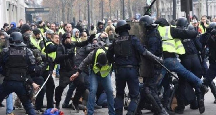 آینده ماکرون تحت‌الشعاع خروش «جلیقه‌های زرد»