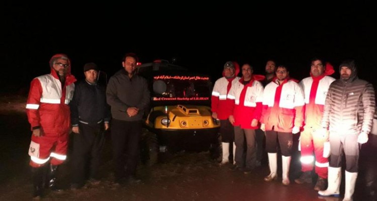 نجات دو کارگر محاصره شده در سیلاب توسط امدادگران هلال احمراسلام آبادغرب