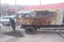 ترمیم چاله‌های خیابان با ماسه و سیمان! + فیلم 