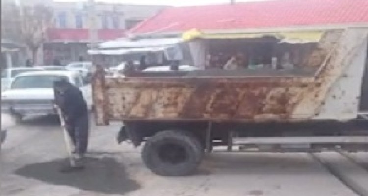 ترمیم چاله‌های خیابان با ماسه و سیمان! + فیلم 