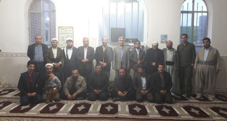 نشست فرمانده سپاه و فرماندار دالاهو با جمعی از روحانیون اهل سنت ریجاب و حومه