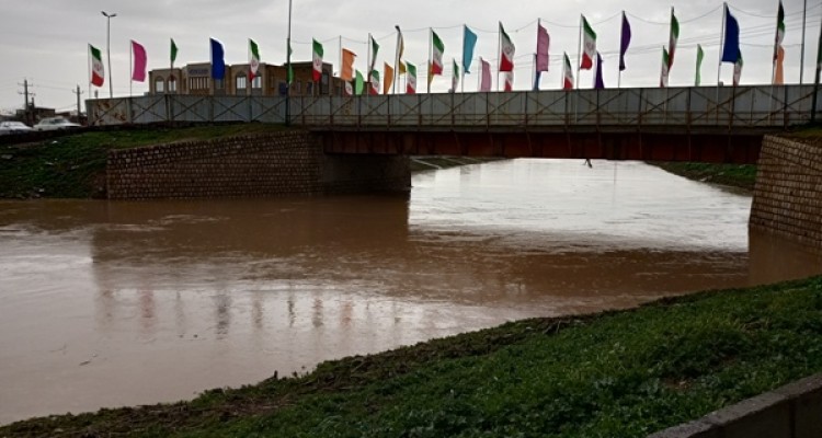 بالا آمدن سطح آب رودخانه ها در اسلام آبادغرب بر اثر بارش باران