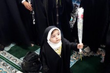 اهدای گل به دختران محجبه در شهرستان اسلام آبادغرب