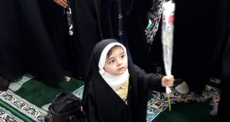 اهدای گل به دختران محجبه در شهرستان اسلام آبادغرب