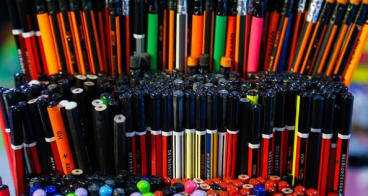 خط خوردگی «تولید ملی» با نوشت افزارهای چینی و هندی!/گم شدن حلقه وصل؛ میان مردم و نوشت افزار ایرانی-اسلامی +فیلم