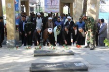 غبار روبی مزار شهدا و دیدار با امام جمعه اسلام آبادغرب+تصاویر