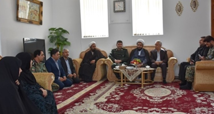 ديدار و سركشي از خانواده معظم شهدا بمناسبت هفته دفاع مقدس در اسلام آبادغرب+تصاویر