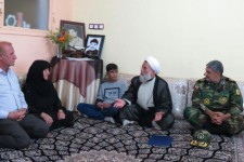 دیدار رئیس سازمان عقیدتی سیاسی ارتش با خانواده شهدا و ایثارگران در اسلام آبادغرب