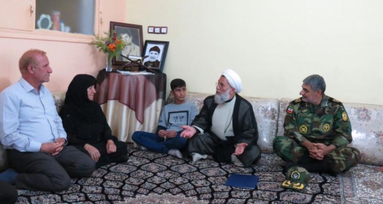 دیدار رئیس سازمان عقیدتی سیاسی ارتش با خانواده شهدا و ایثارگران در اسلام آبادغرب