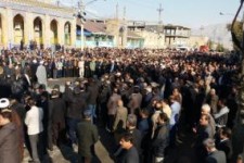 تشییع پیکر افسر شهید ناجا در کرمانشاه با شعارهای انقلابی مردم علیه منافقین