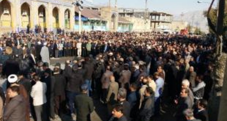 تشییع پیکر افسر شهید ناجا در کرمانشاه با شعارهای انقلابی مردم علیه منافقین