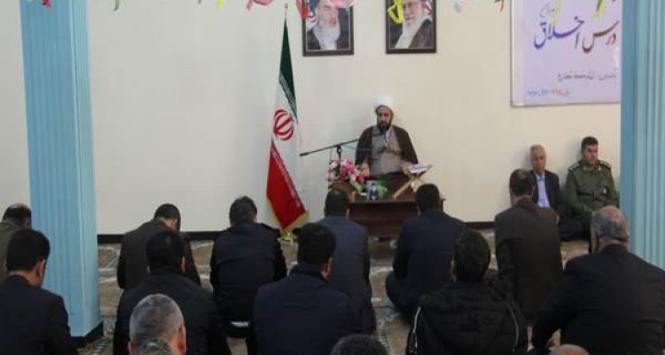 دیدار مدیران اسلام آبادغرب با امام جمعه شهرستان به مناسبت دهه فجر 