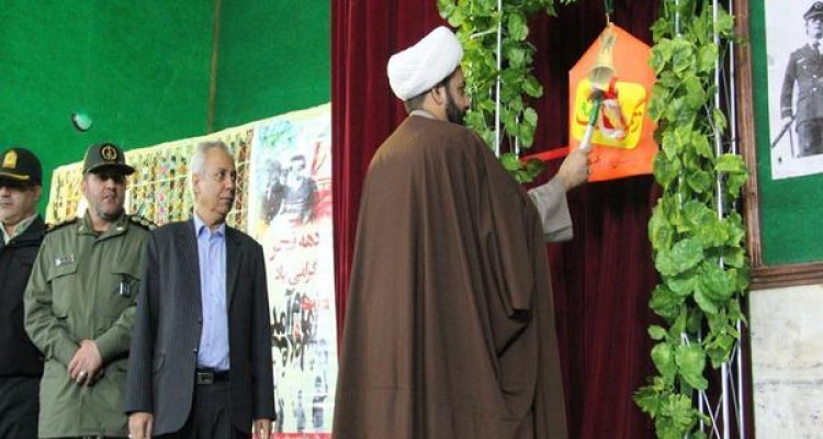 نواختن زنگ انقلاب در اسلام آبادغرب/افتتاح نمایشگاه کانون پرورش فکری در شهرستان