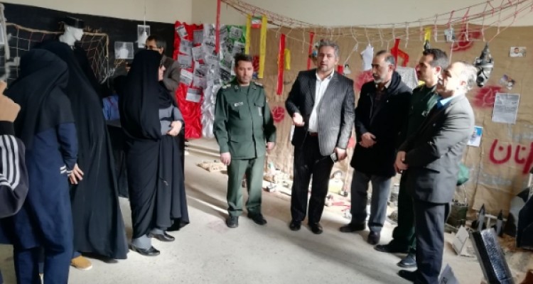 نمایشگاه انقلاب در دبیرستان فاطمه الزهرا(س)