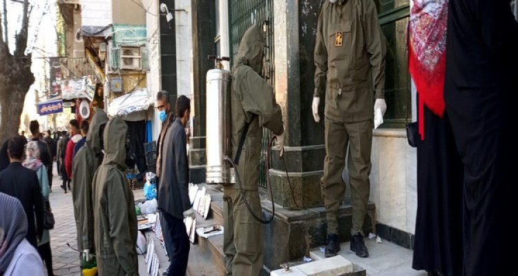 ضدعفونی و گندزدایی معابر عمومی و فضاهای شهری اسلام آبادغرب توسط نیروهای سپاه اسلام آبادغرب+تصاویر