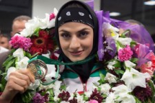 توزیع ۱۲۰ بسته معیشتی توسط بانوی ورزشکار کرمانشاهی