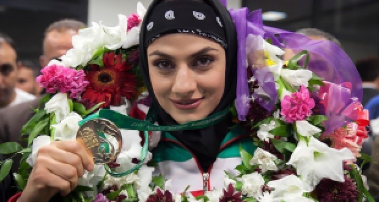 توزیع ۱۲۰ بسته معیشتی توسط بانوی ورزشکار کرمانشاهی