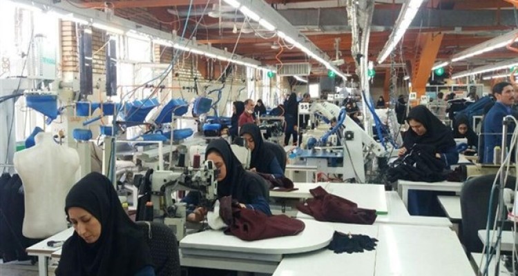 تولید پوشاک؛ ظرفیت مندرس روزهای جهش/ کارگاه‌های خانگیِ ماسک؛ الگویی برای جهش تولید پوشاک ایرانی