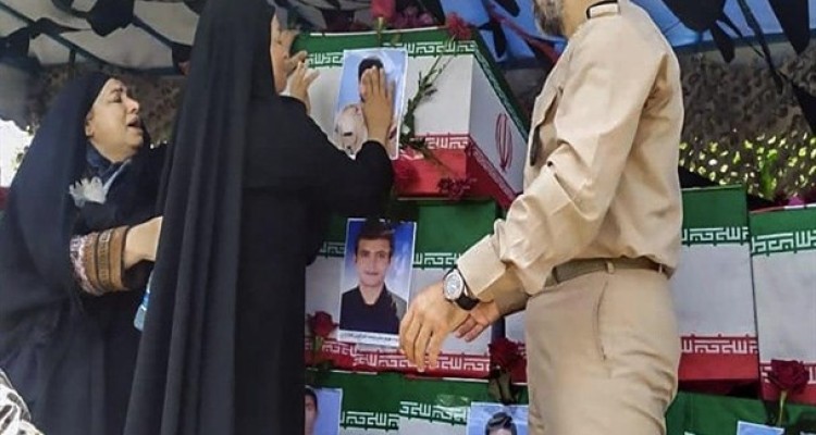 پیکر شهدای نیروی دریایی در کنارک تشییع شد+فیلم و عکس