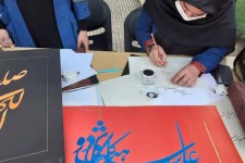 زنده نویسی خوشنویسی به مناسبت ایام محرم در اسلام آبادغرب+تصاویر