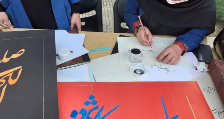 زنده نویسی خوشنویسی به مناسبت ایام محرم در اسلام آبادغرب+تصاویر