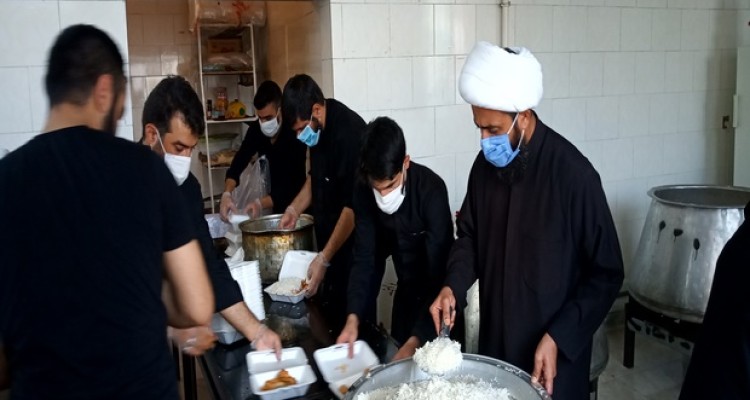  توزیع ۱۲۰۰ پرس غذای گرم  در بین نیاز مندان توسط سپاه اسلام آبادغرب+تصاویر