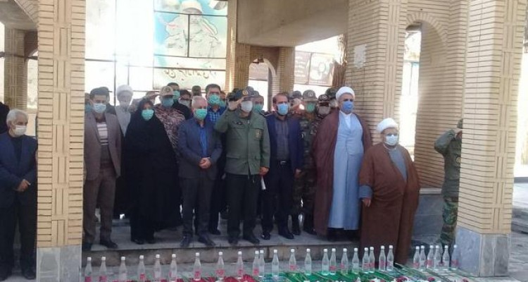  آیین غبار روبی و عطر افشانی مزار شهدای اسلام آبادغرب+تصاویر