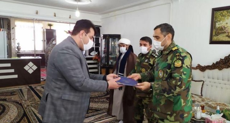 دیدار فرمانده قرارگاه عملیاتی لشکر 81 ارتش با خانواده شهدا در اسلام آبادغرب