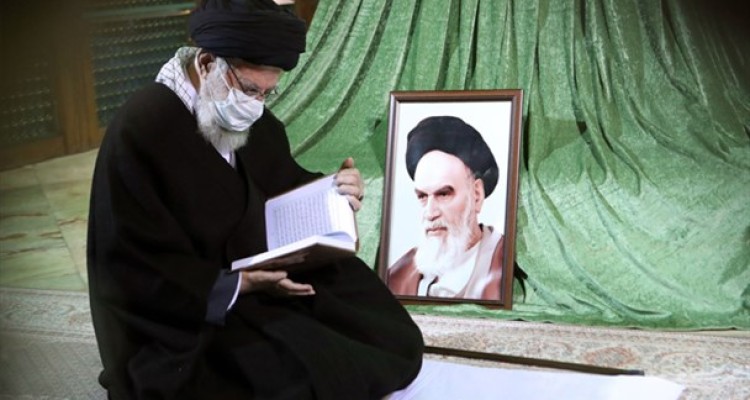 رهبر انقلاب در حرم امام خمینی (ره) و گلزار شهدا حضور یافتند