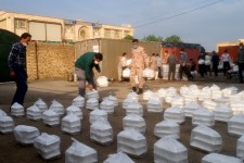 توزیع ۱۰۰۰ پرس غذای گرم افطاری در بین نیازمندان شهرستان اسلام آبادغرب