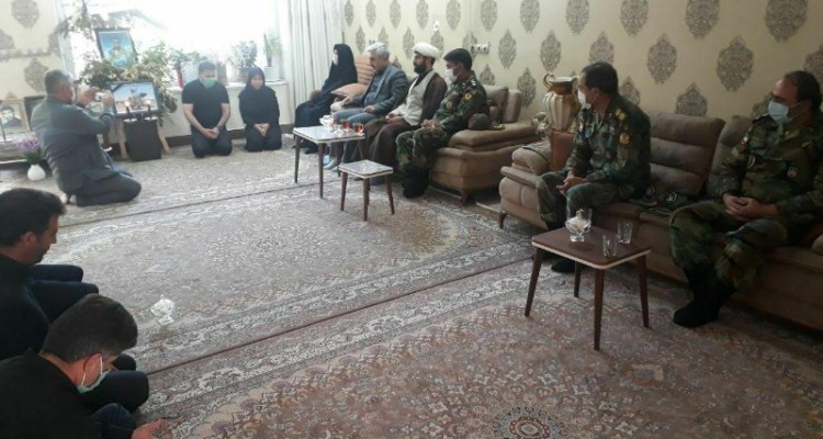 دیدار فرماندهان ارشد ارتش با خانواده خلبان شهید کیانوش بساطی